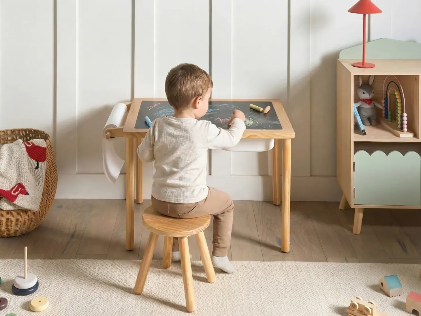 Børnebord og stole sæt KEMPSEY Lysebrun Montessori med opbevaring