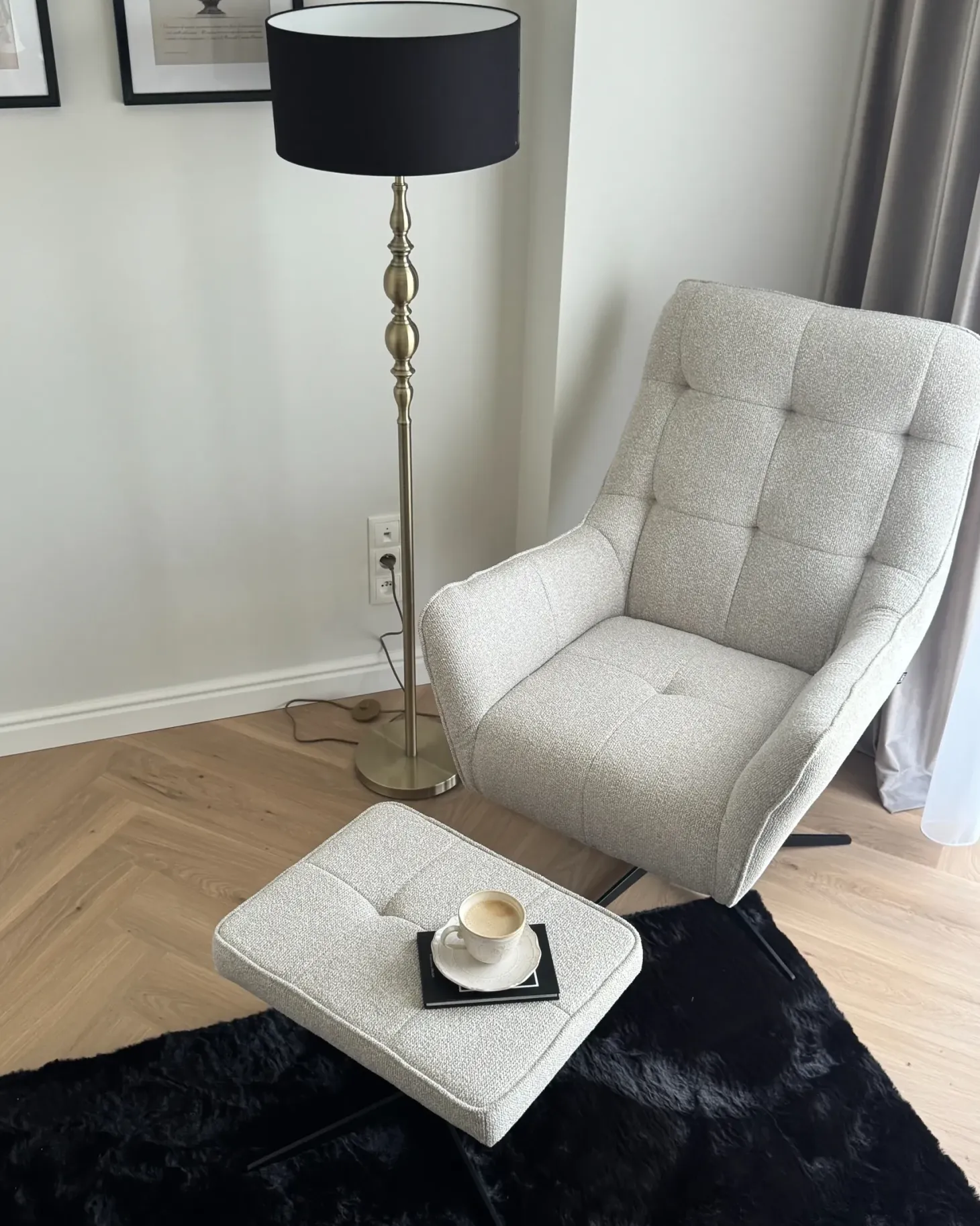 Dreje stol MOLLE II med fodskammel Lys Beige