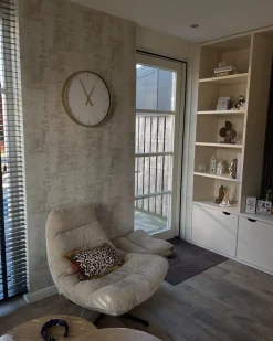 Dreje stol TOVIK med fodskammel Chenille Lys Beige