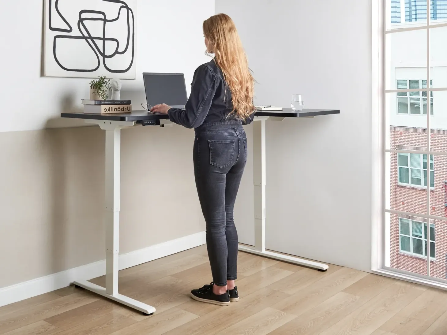 Elektrisk justerbart hjørneskrivebord DESTINES Sort/hvid 160 cm 109 cm Højrevendt