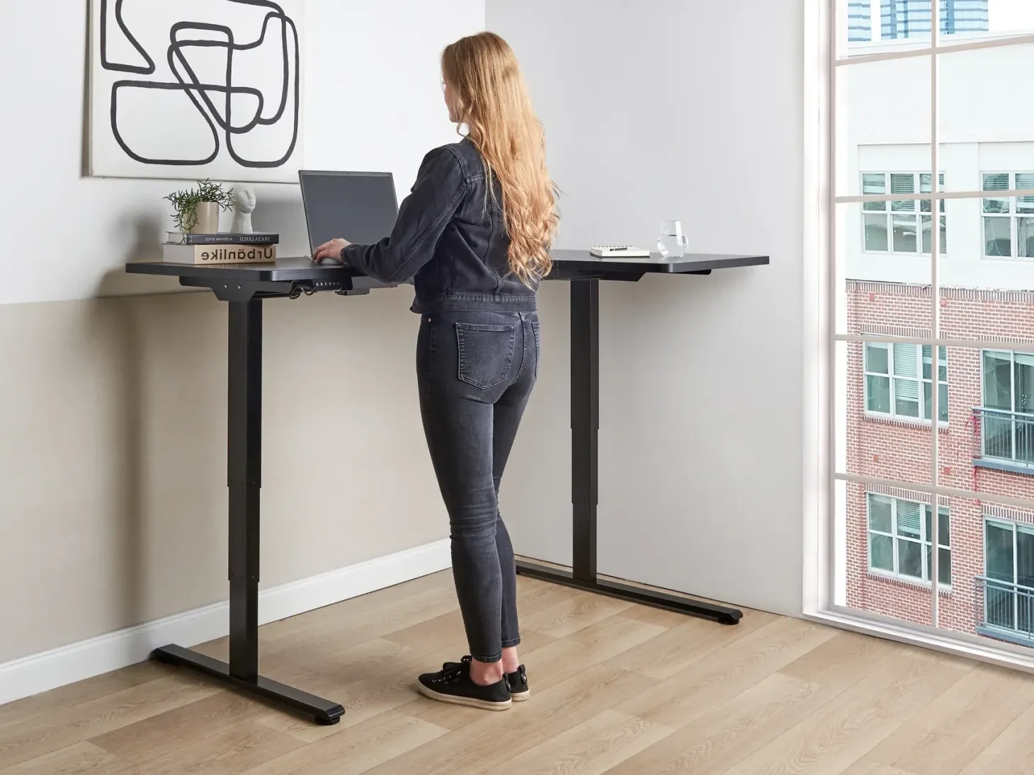 Elektrisk justerbart hjørneskrivebord DESTINES Sort 160 cm 109 cm Højrevendt