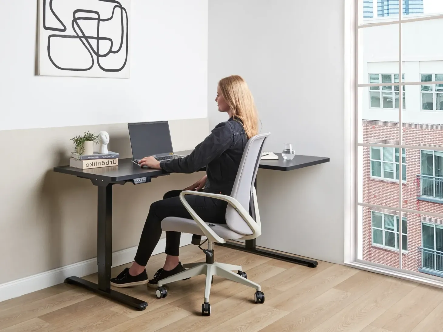 Elektrisk justerbart hjørneskrivebord DESTINES Sort 160 cm 109 cm Højrevendt