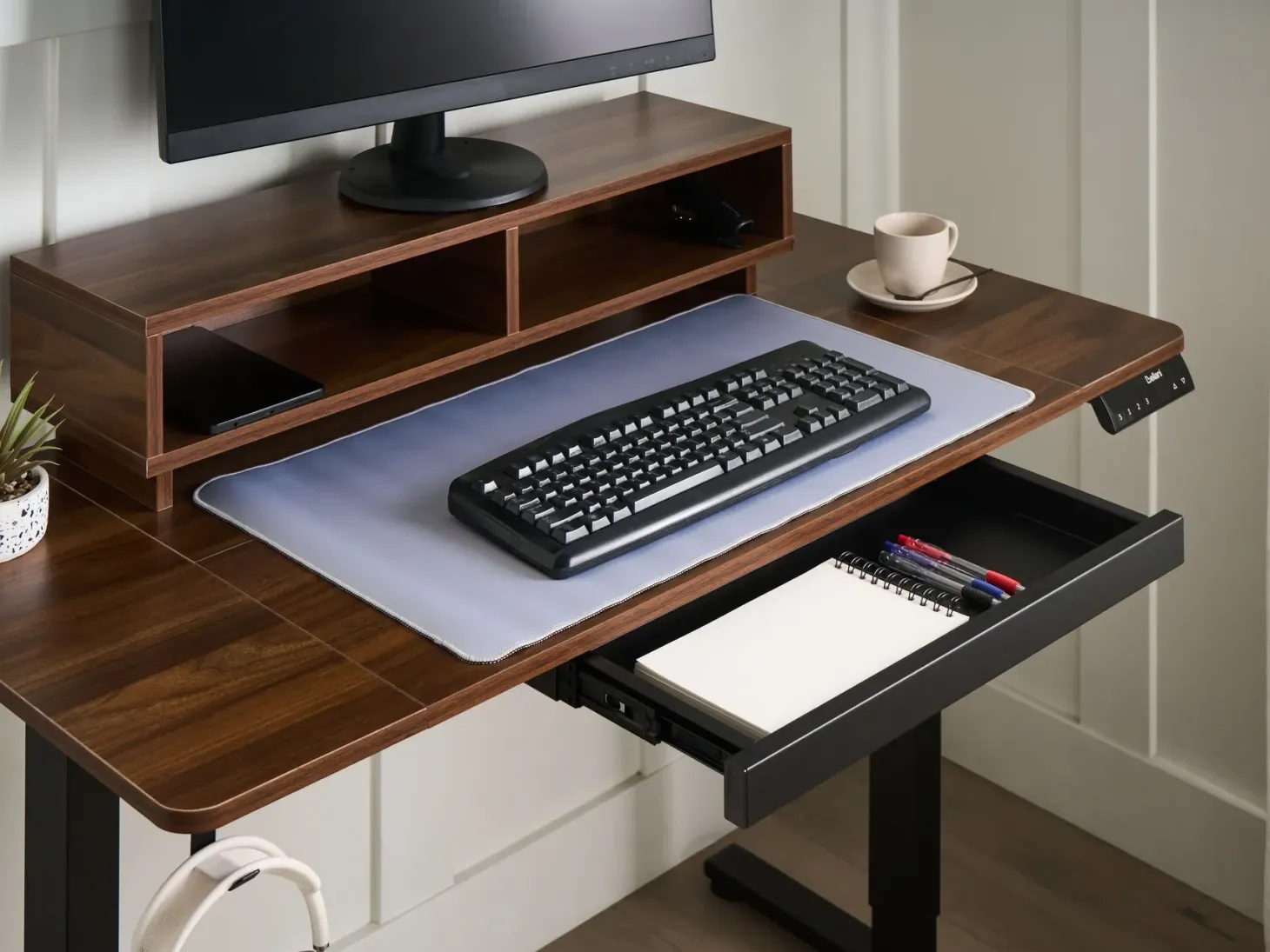 Elektrisk justerbart hæve sænkebord LUCAMA Brun/sort 120 cm 60 cm med USB-port