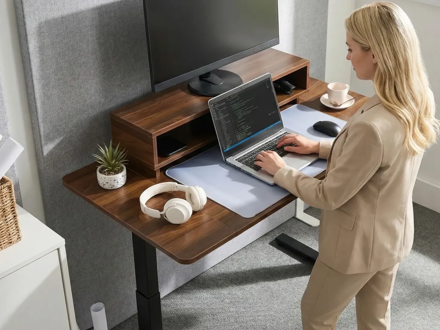 Elektrisk justerbart hæve sænkebord LUCAMA Brun/sort 120 cm 60 cm med USB-port