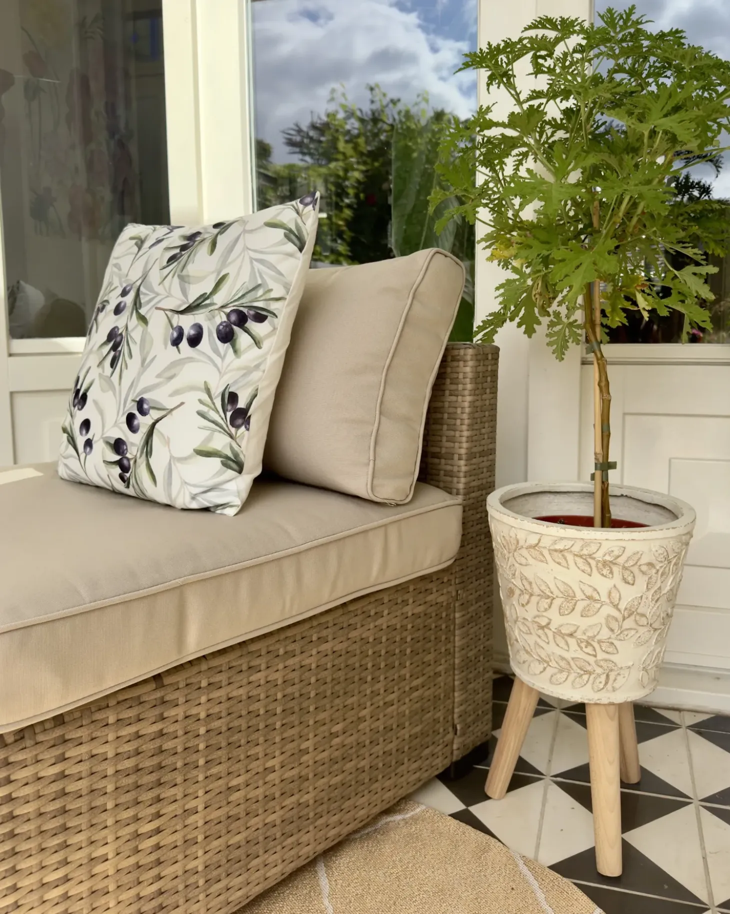 Forhøjet plantekrukke ALIARTOS 26 cm Cremehvid