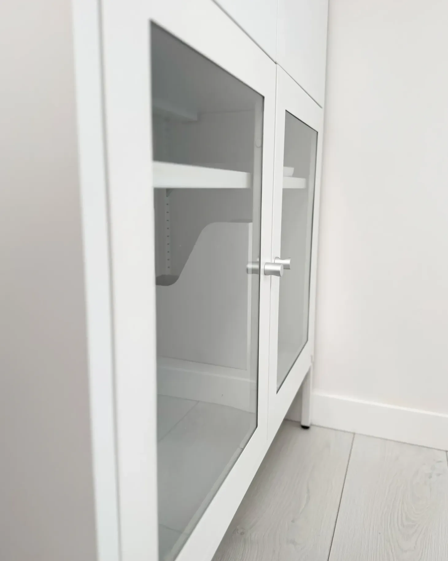 Glas vitrine skænk ESHOLT Metal 80 cm Hvid