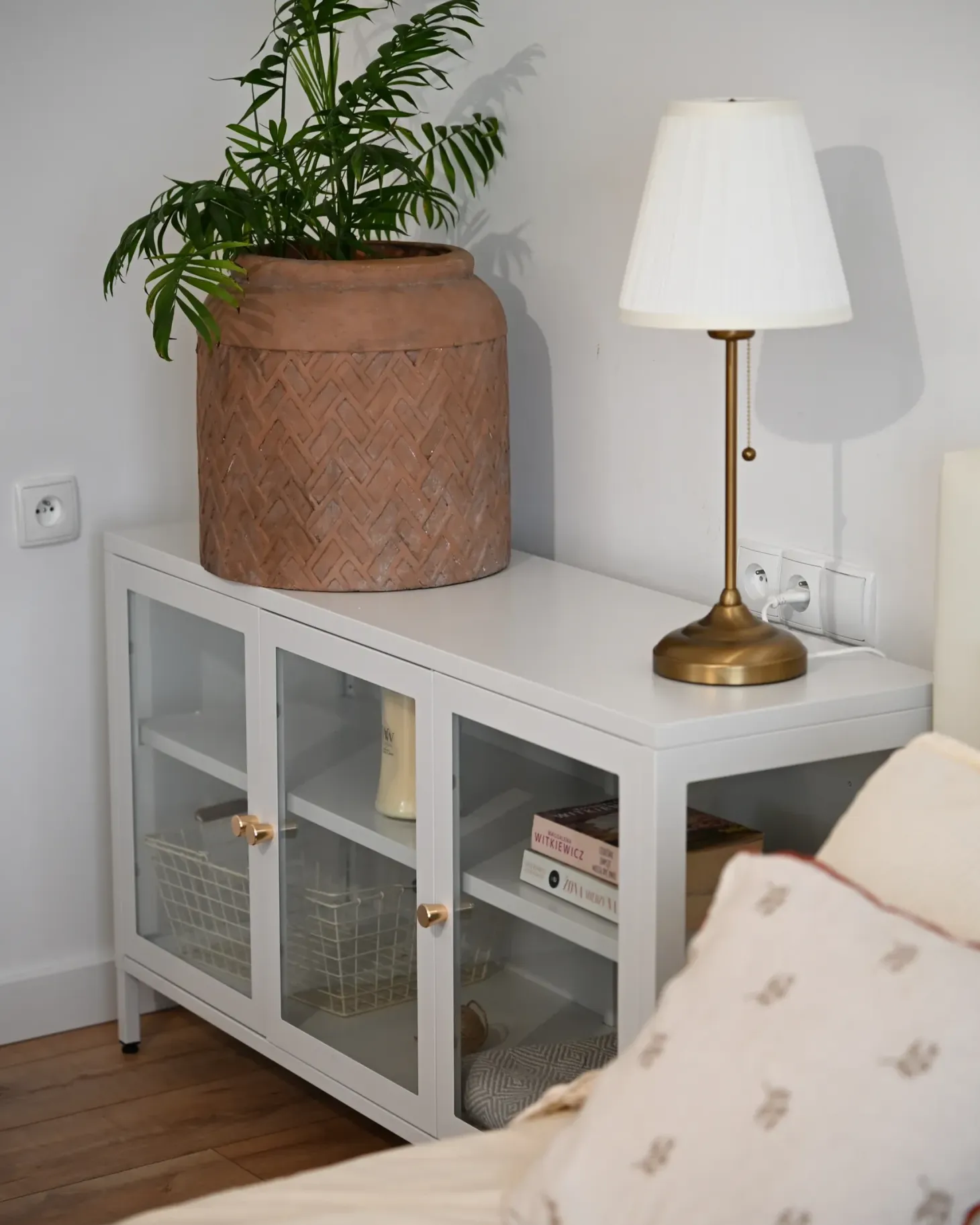 Glas vitrine skænk NEWPORT Metal 115 cm Hvid