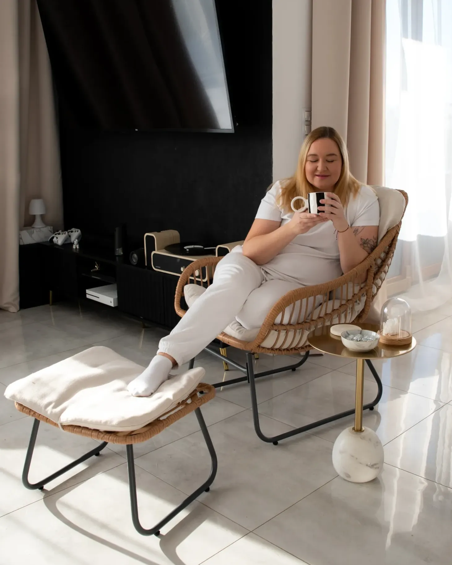 Havestol MESTRE med fodskammel PE-rattan Lys Beige