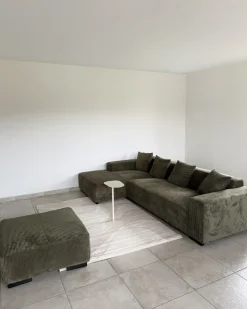 Hjørnesofa 4 personers LUNGO Fløjl Grøn med fodskammel Højrevendt