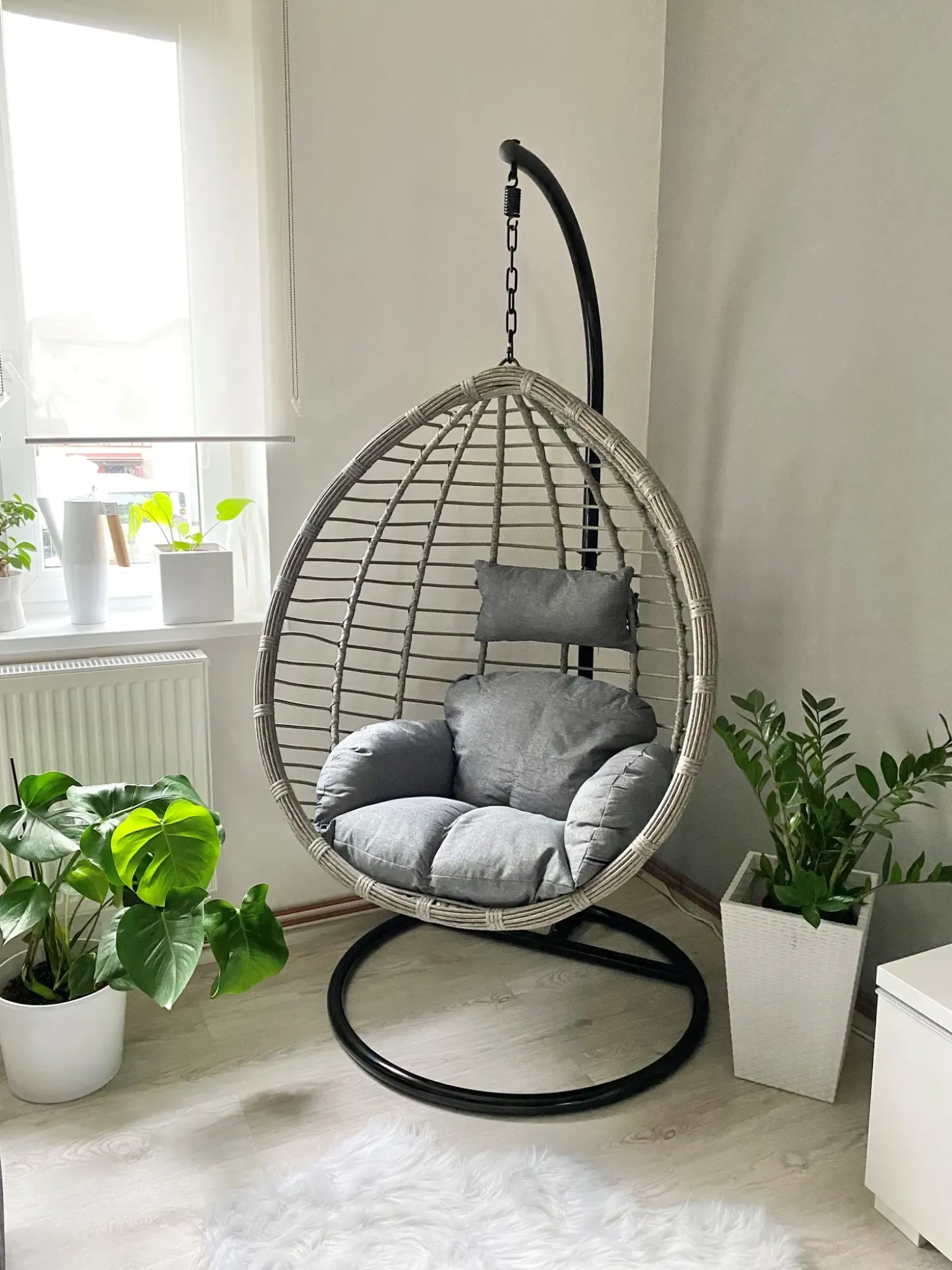 Hængestol med stativ TOLLO PE-rattan Grå