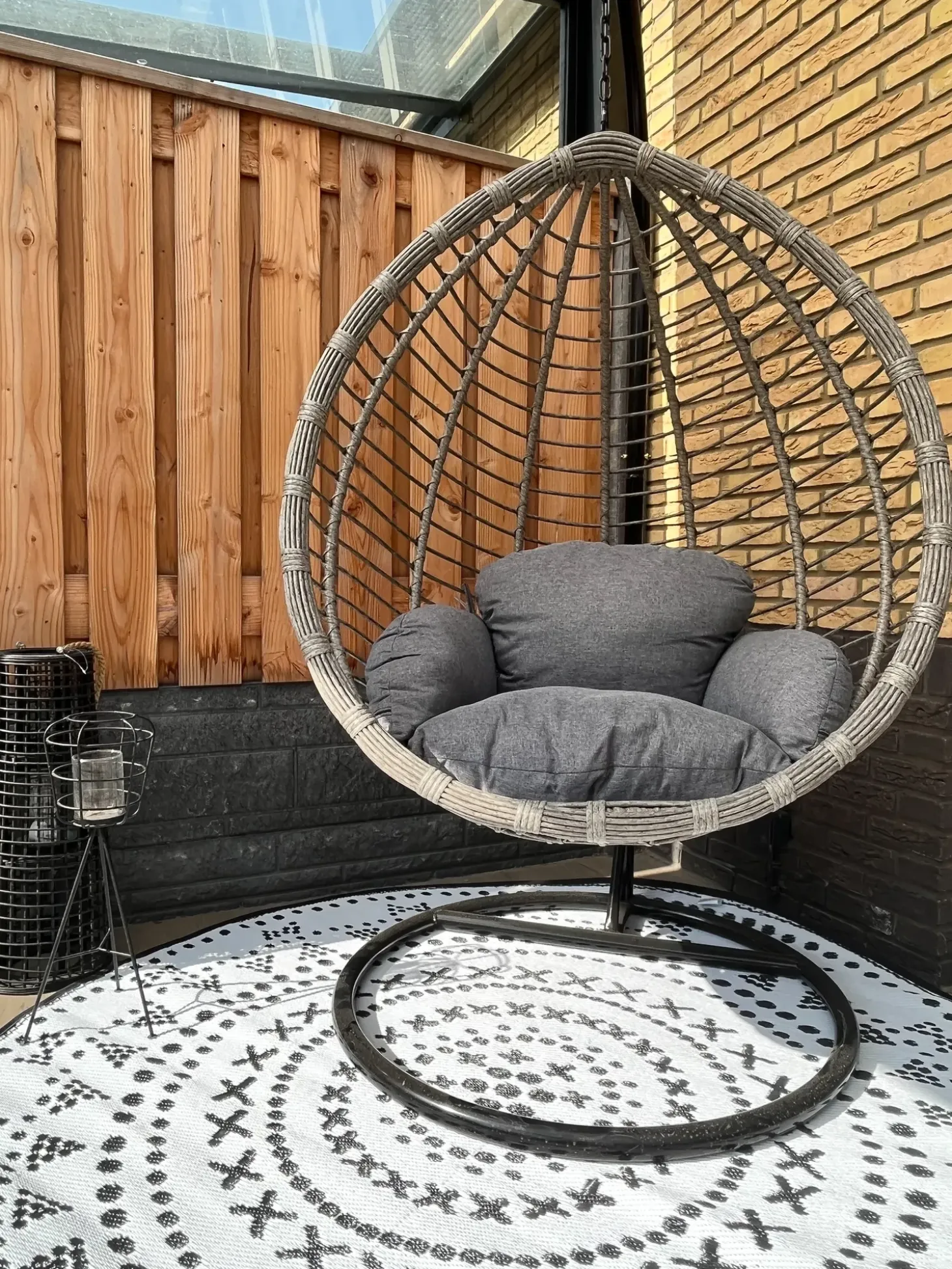 Hængestol med stativ TOLLO PE-rattan Grå