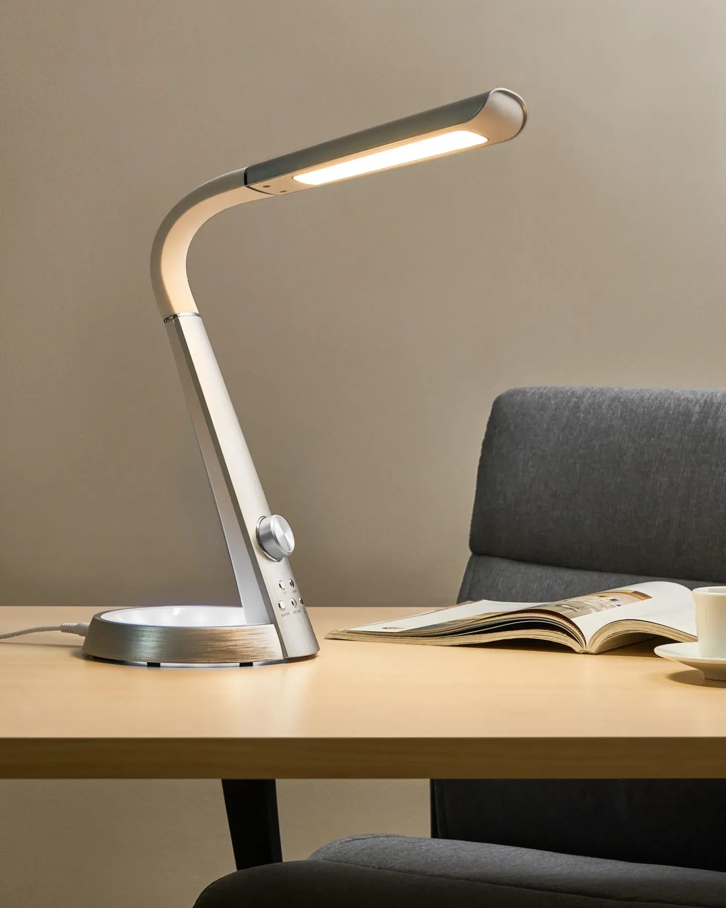 LED skrivebordslampe CANOPUS med USB-port Sølv