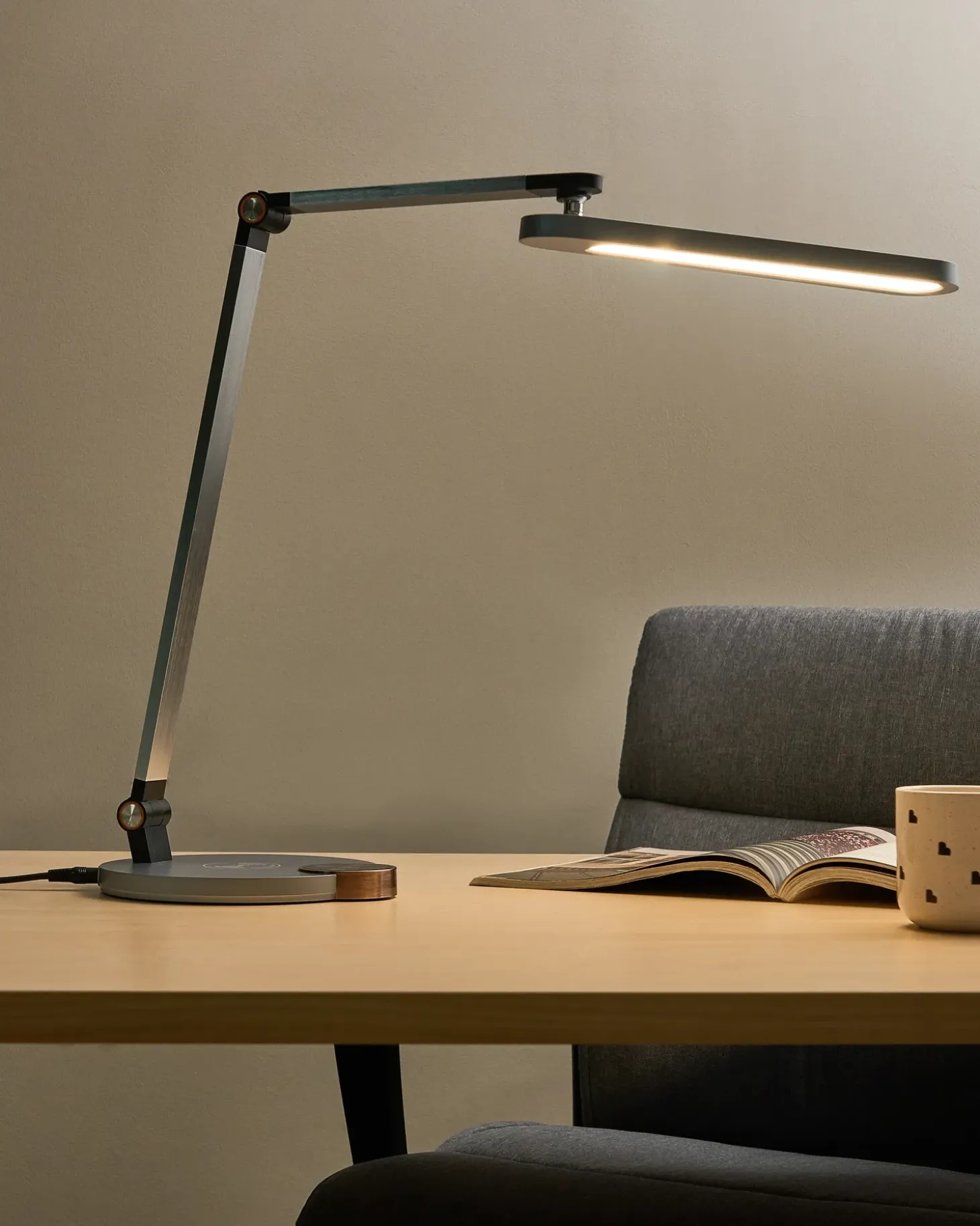 LED skrivebordslampe CAROY Med trådløs oplader Grå