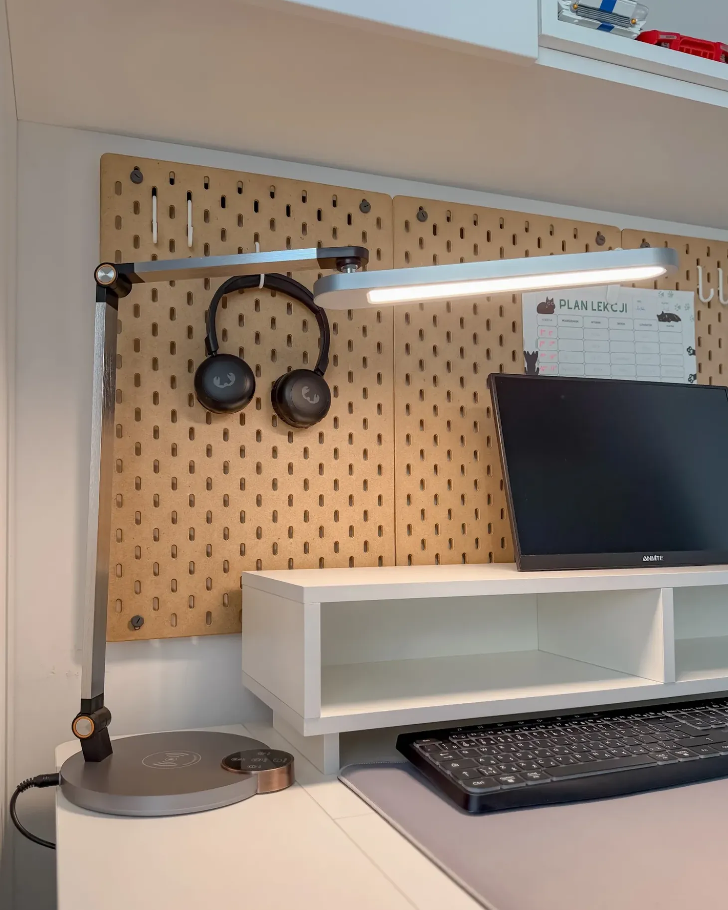 LED skrivebordslampe CAROY Med trådløs oplader Grå