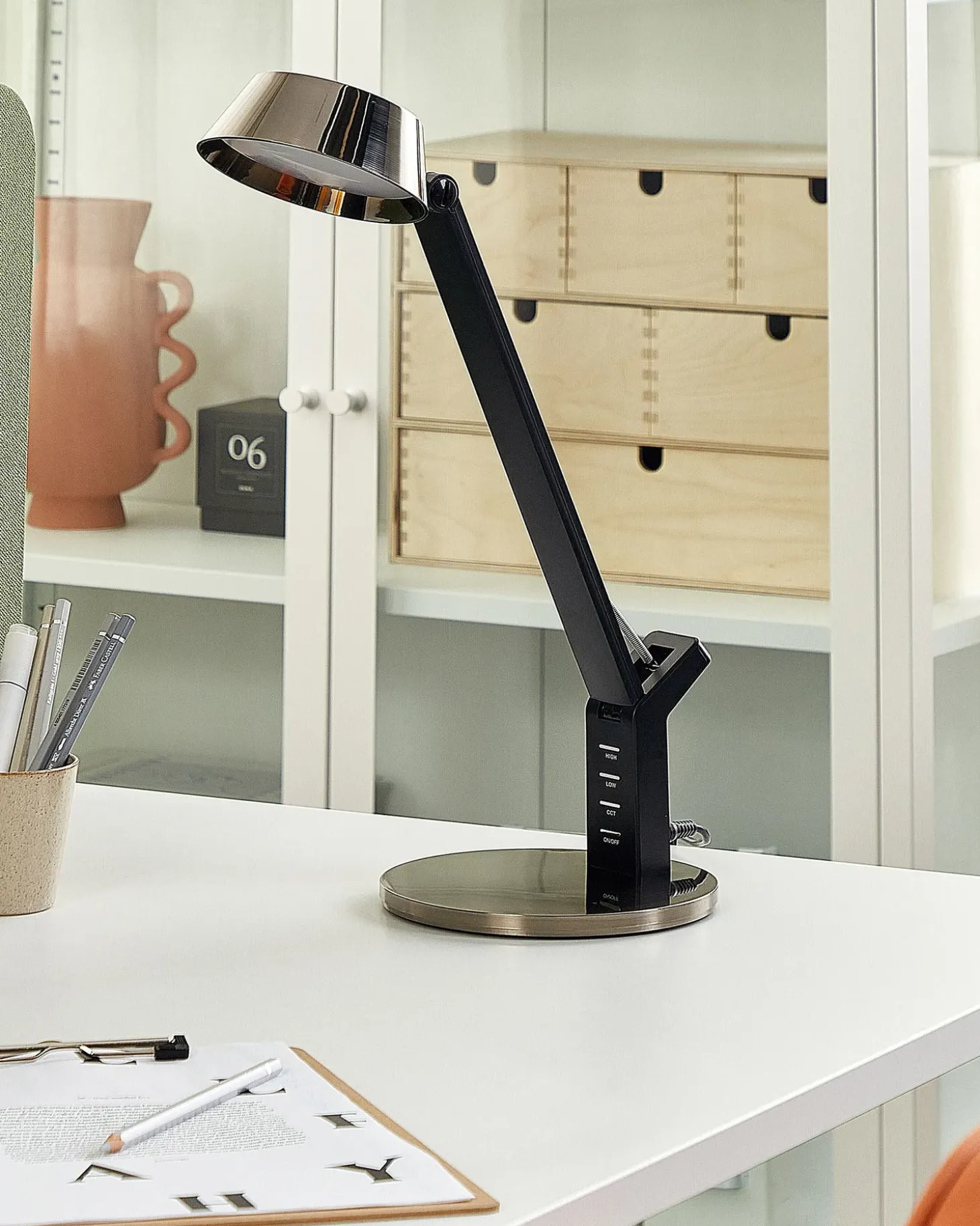 LED skrivebordslampe CHAMAELEON med USB-port Metal Messing