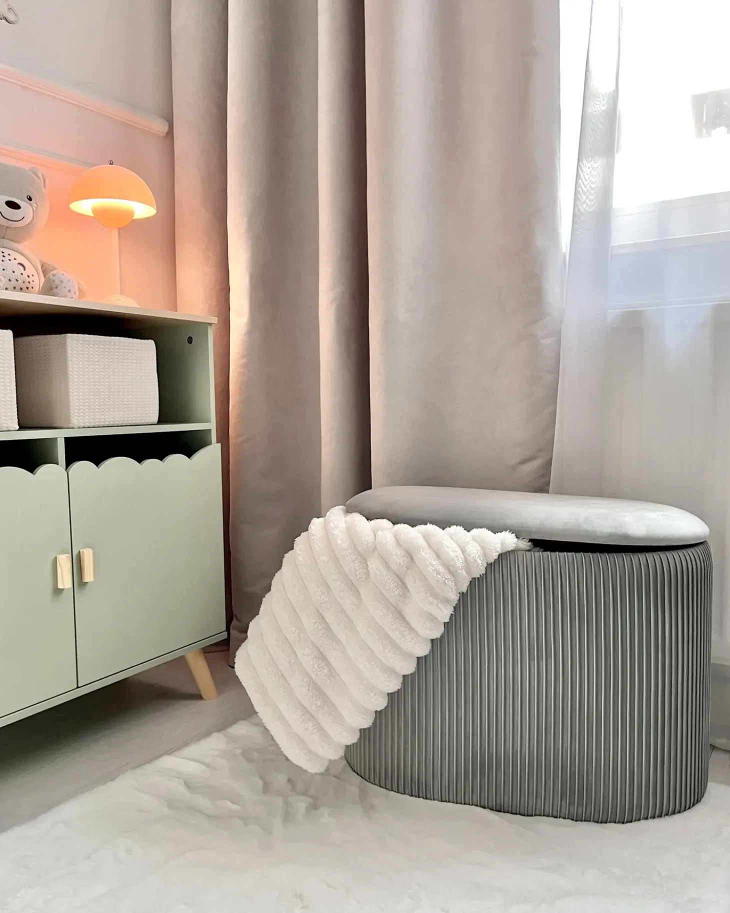Puf med opbevaring RICHLAND Velour Lysegrå
