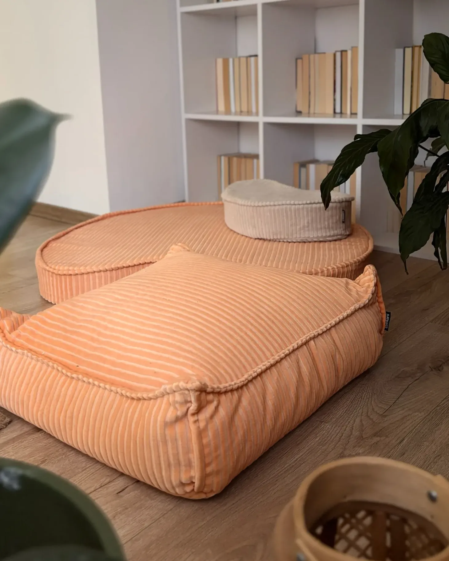 Puf NILI Velour Ferskenagtig lyserød