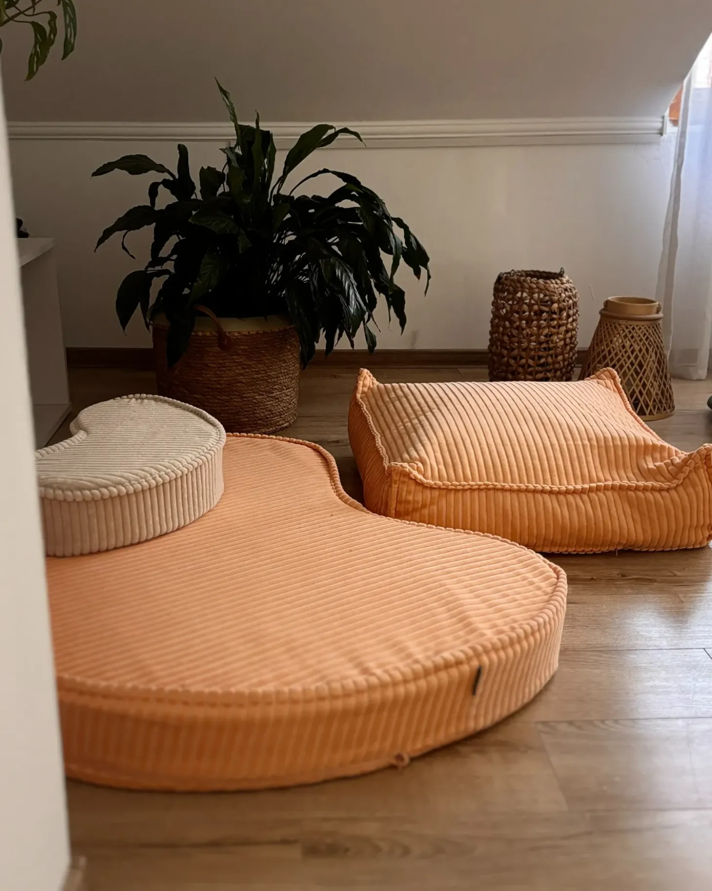 Puf NILI Velour Ferskenagtig lyserød