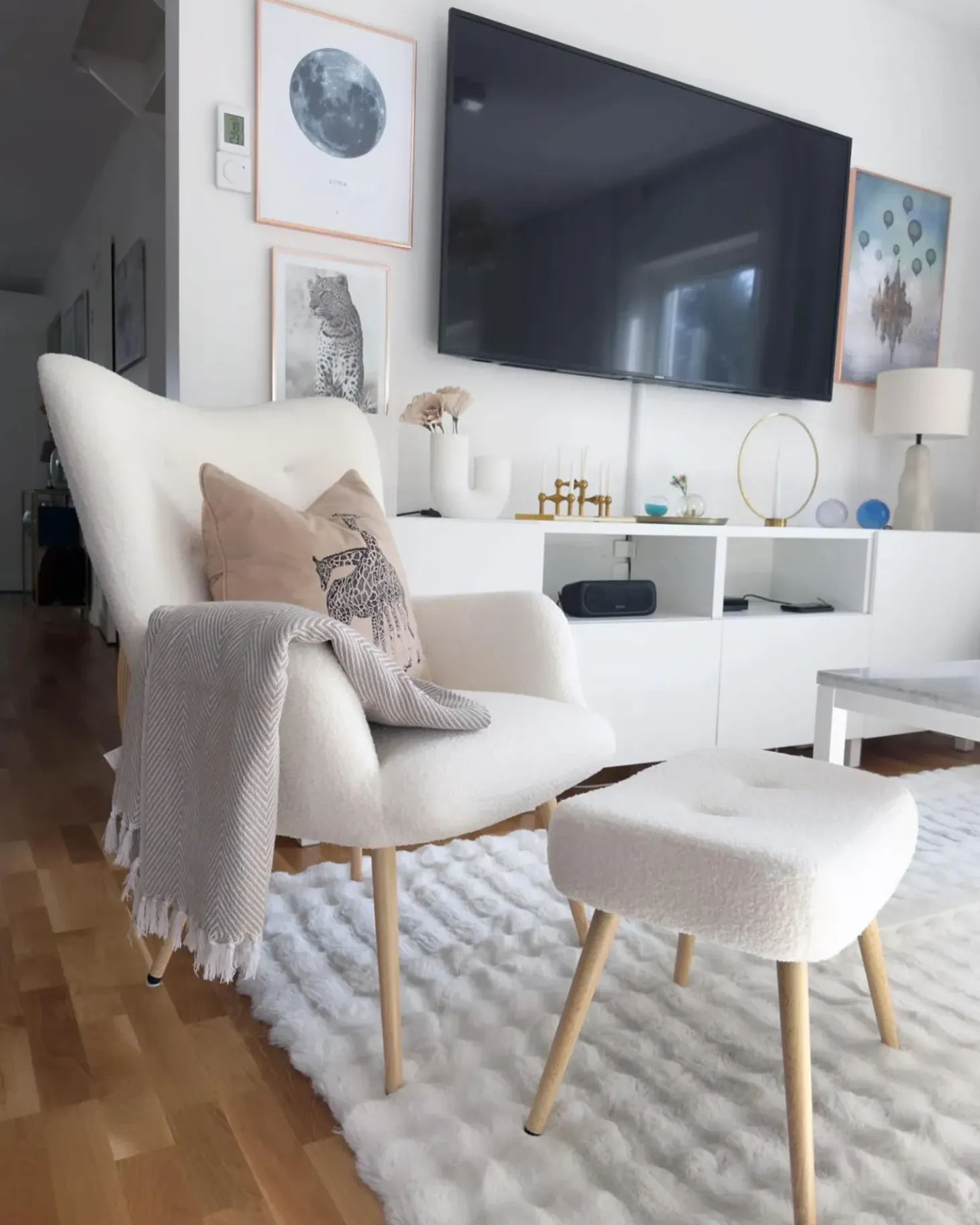 Øreklapstol VEJLE med fodskammel Boucle Cremehvid