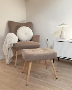 Øreklapstol VEJLE med fodskammel Beige