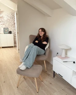 Øreklapstol VEJLE med fodskammel Beige