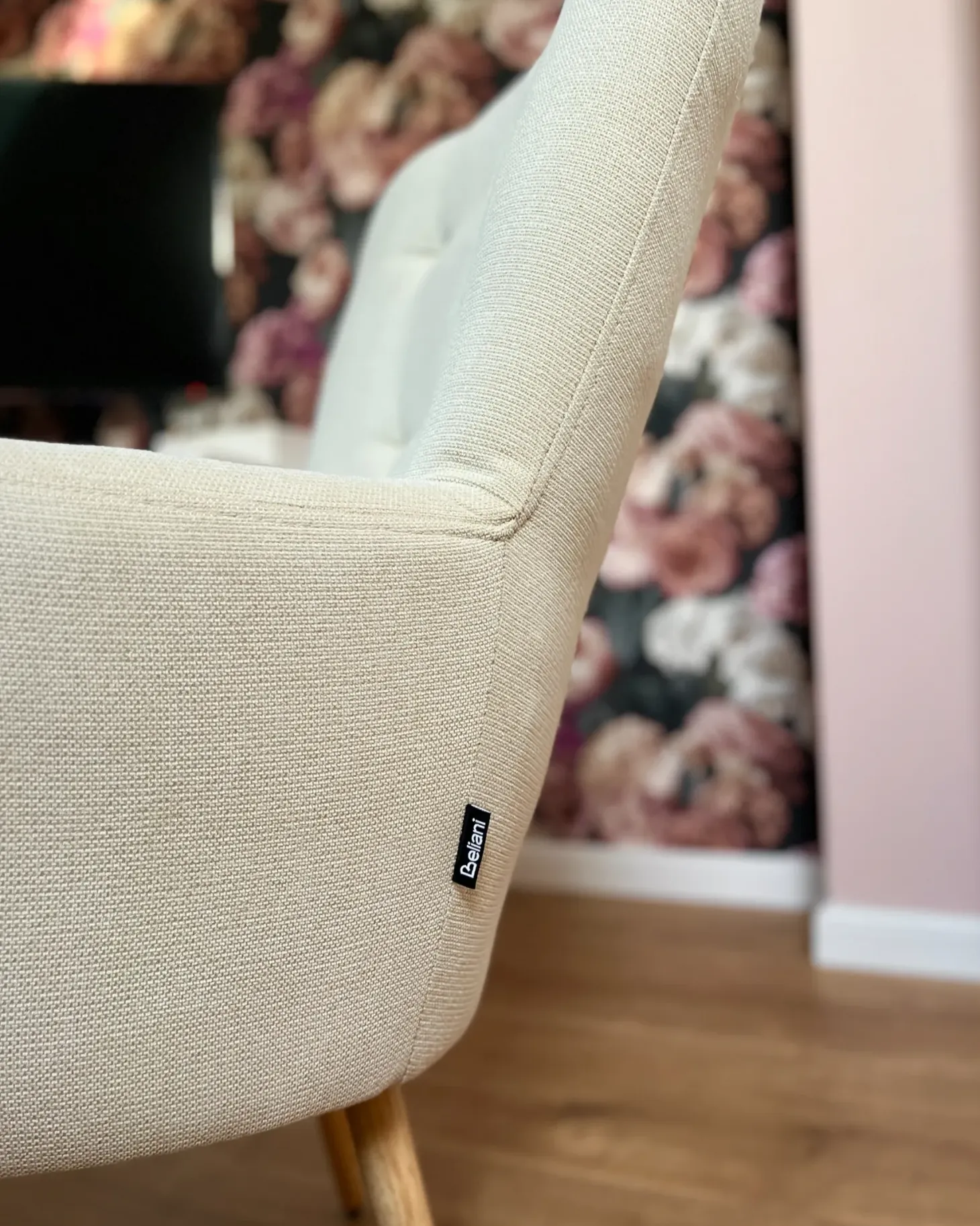 Øreklapstol VEJLE med fodskammel Lys Beige