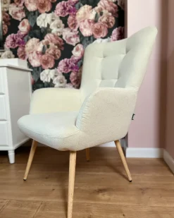 Øreklapstol VEJLE med fodskammel Lys Beige