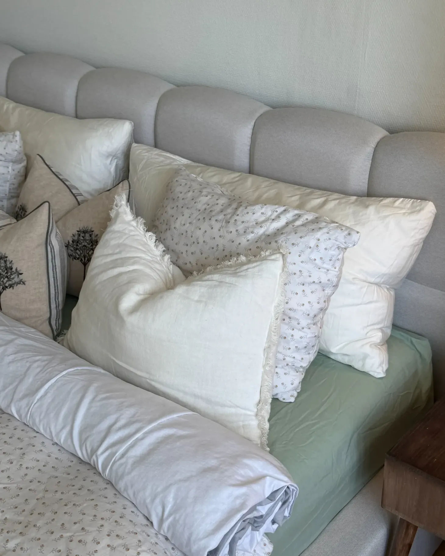 Seng med opbevaring BASTON Cremehvid 180 x 200 cm