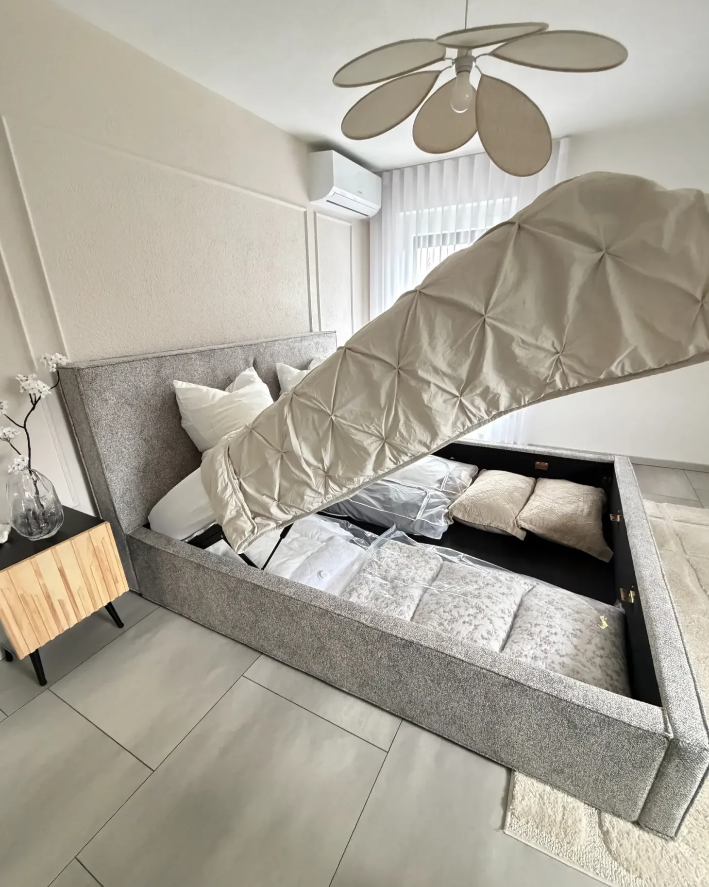 Seng med opbevaring MOISSAC Velourstrik Sort/hvid 180 x 200 cm