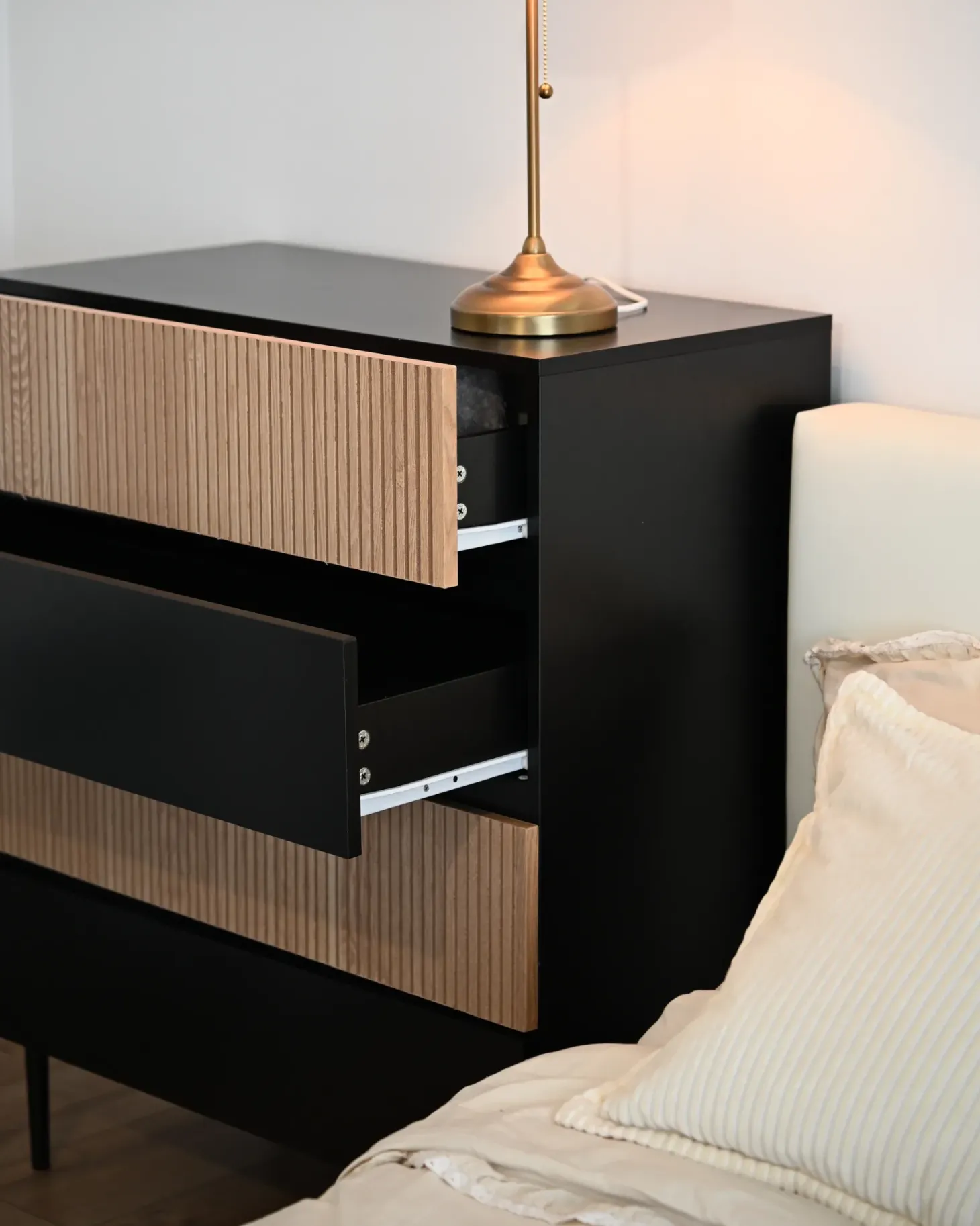 4 skuffers kommode BLYTHE Naturlig ask Sort