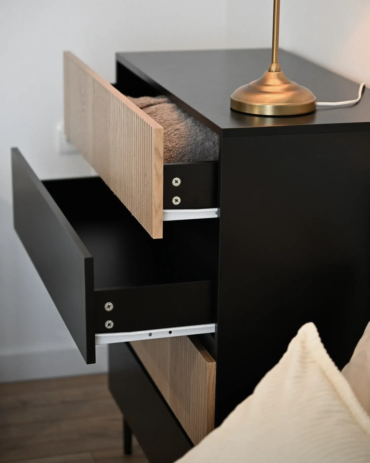 4 skuffers kommode BLYTHE Naturlig ask Sort