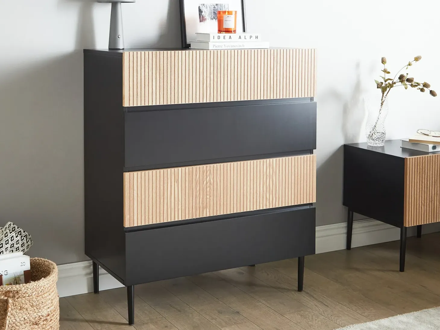 4 skuffers kommode BLYTHE Naturlig ask Sort