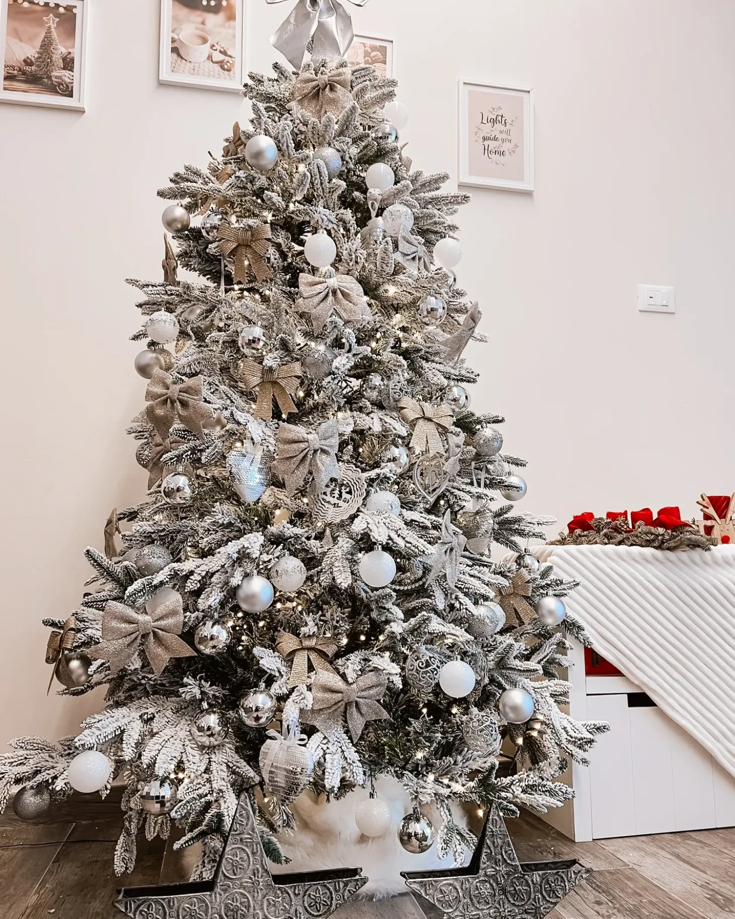 Sneklædt juletræ BASSIE 180 cm Hvid