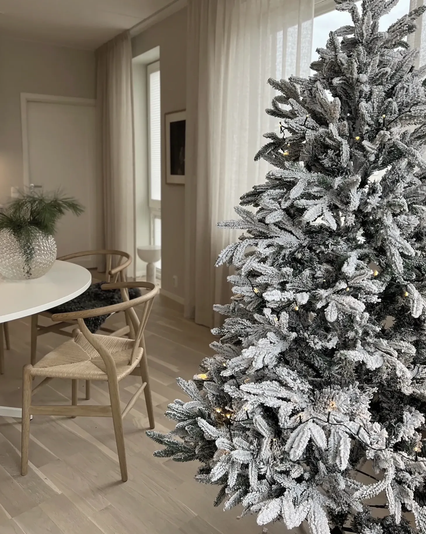 Sneklædt juletræ BASSIE 180 cm Hvid