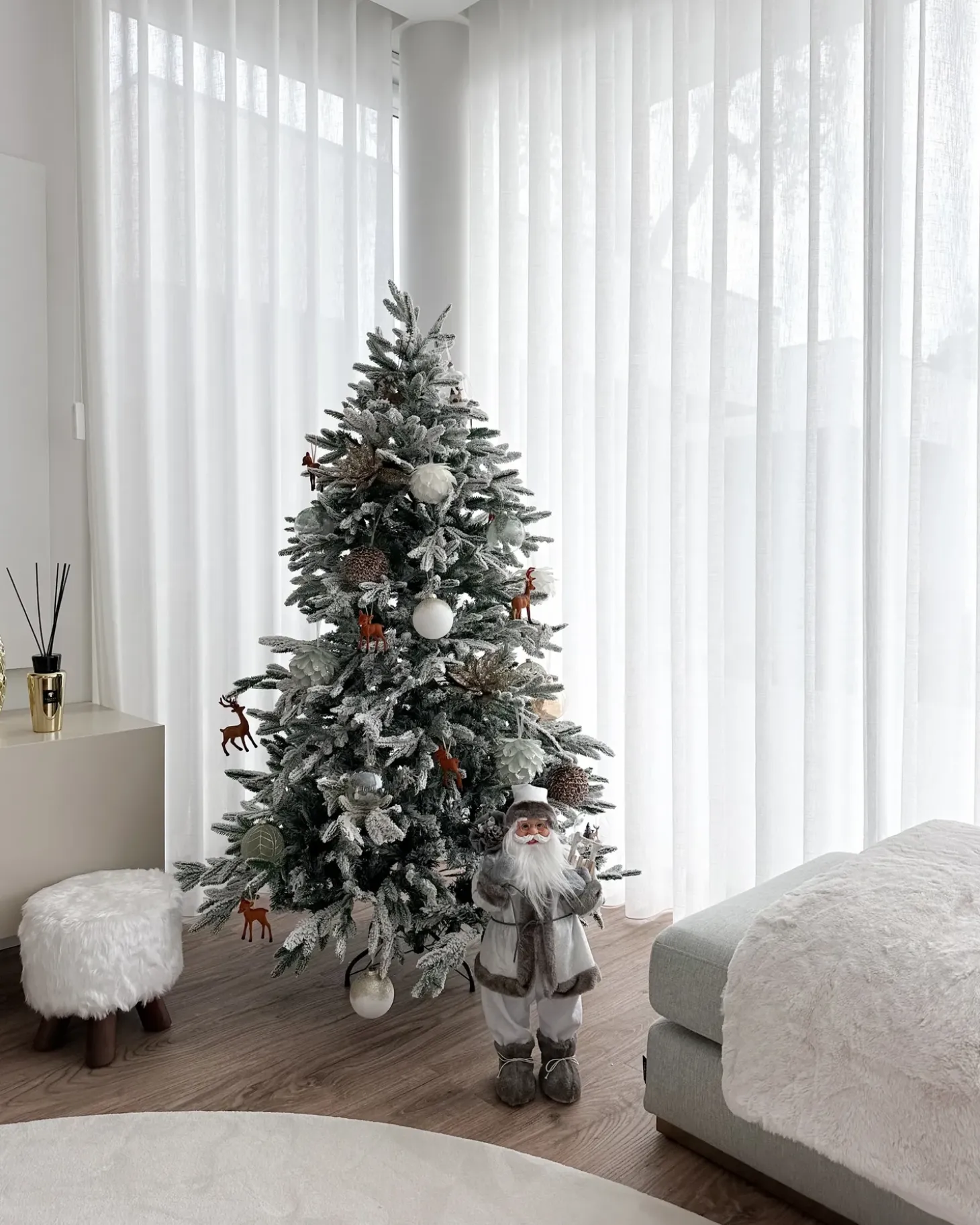 Sneklædt juletræ BASSIE 120 cm Hvid