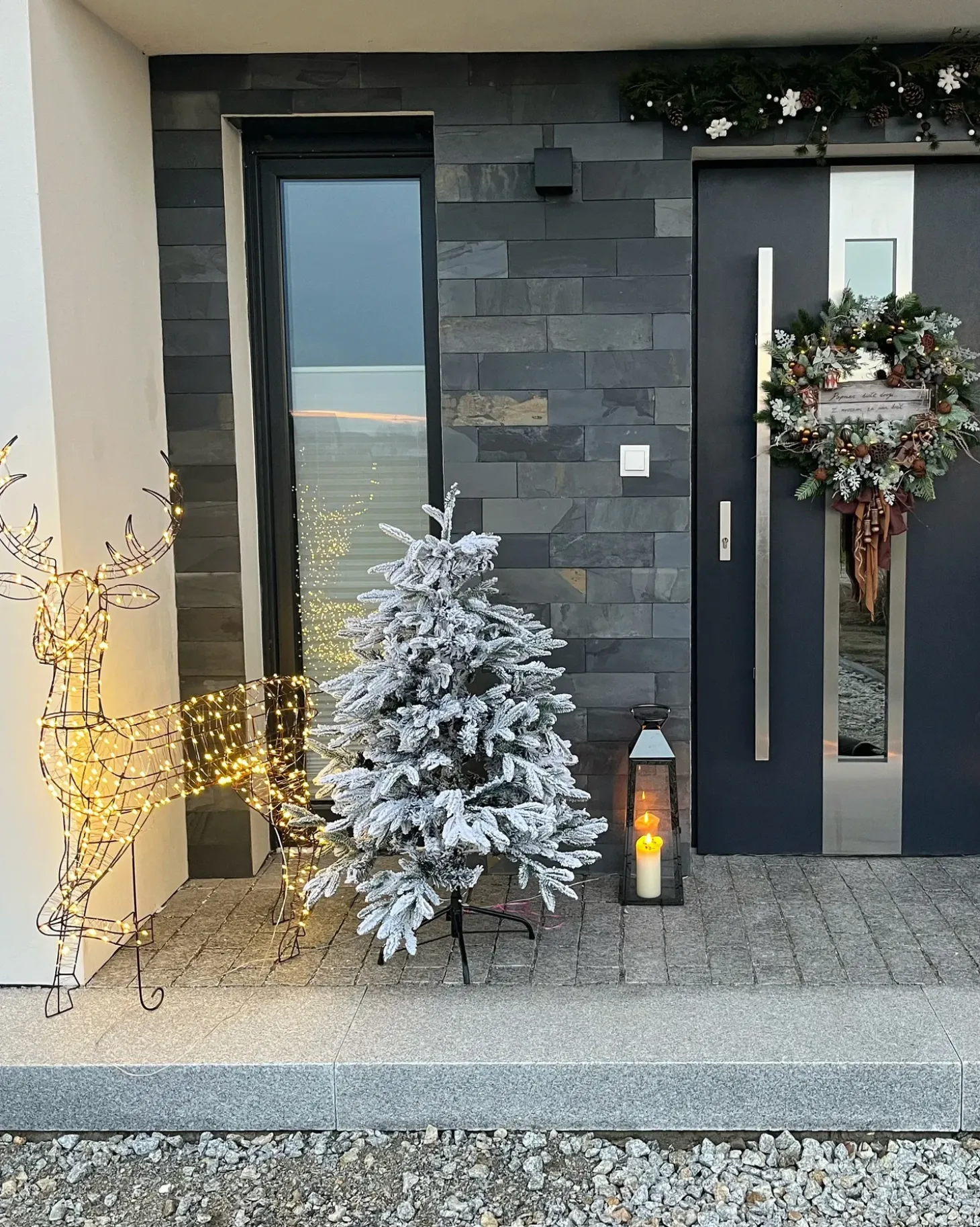 Sneklædt juletræ BASSIE 120 cm Hvid