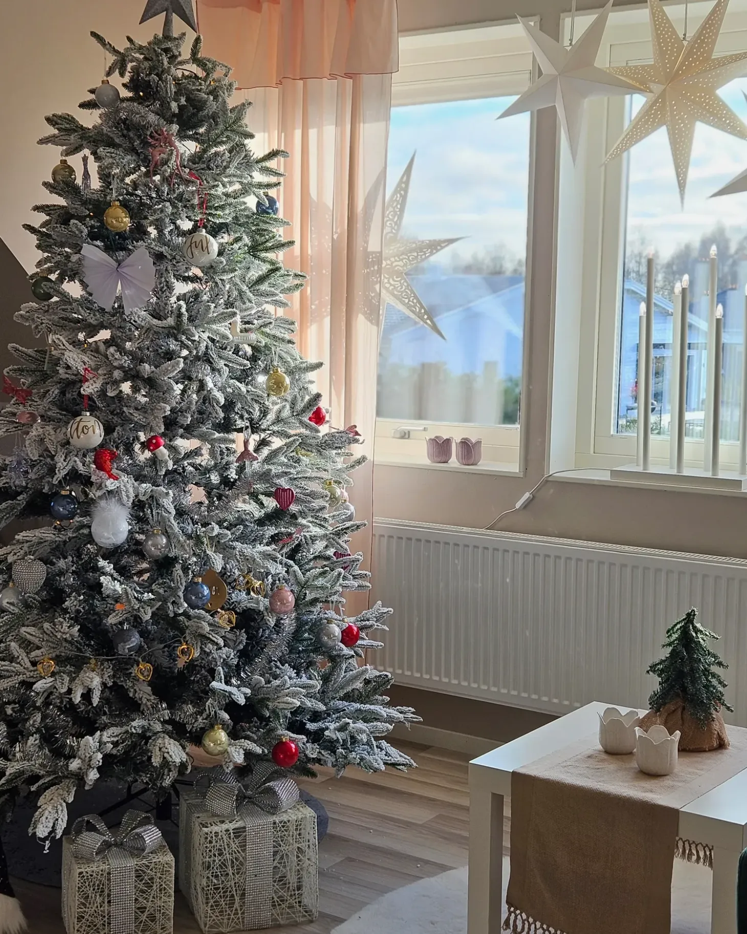 Sneklædt juletræ BASSIE 240 cm Hvid