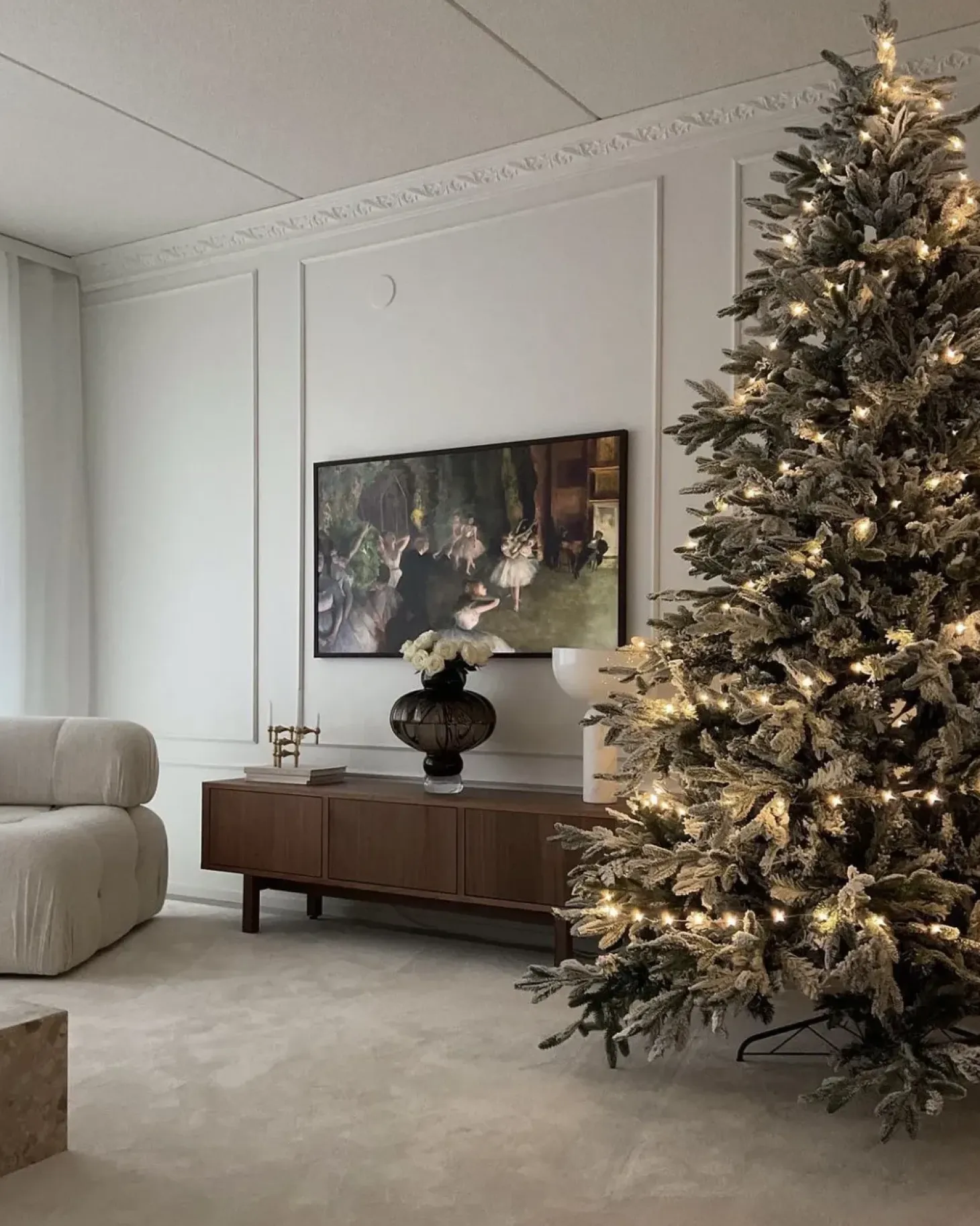 Sneklædt juletræ BASSIE 240 cm Hvid