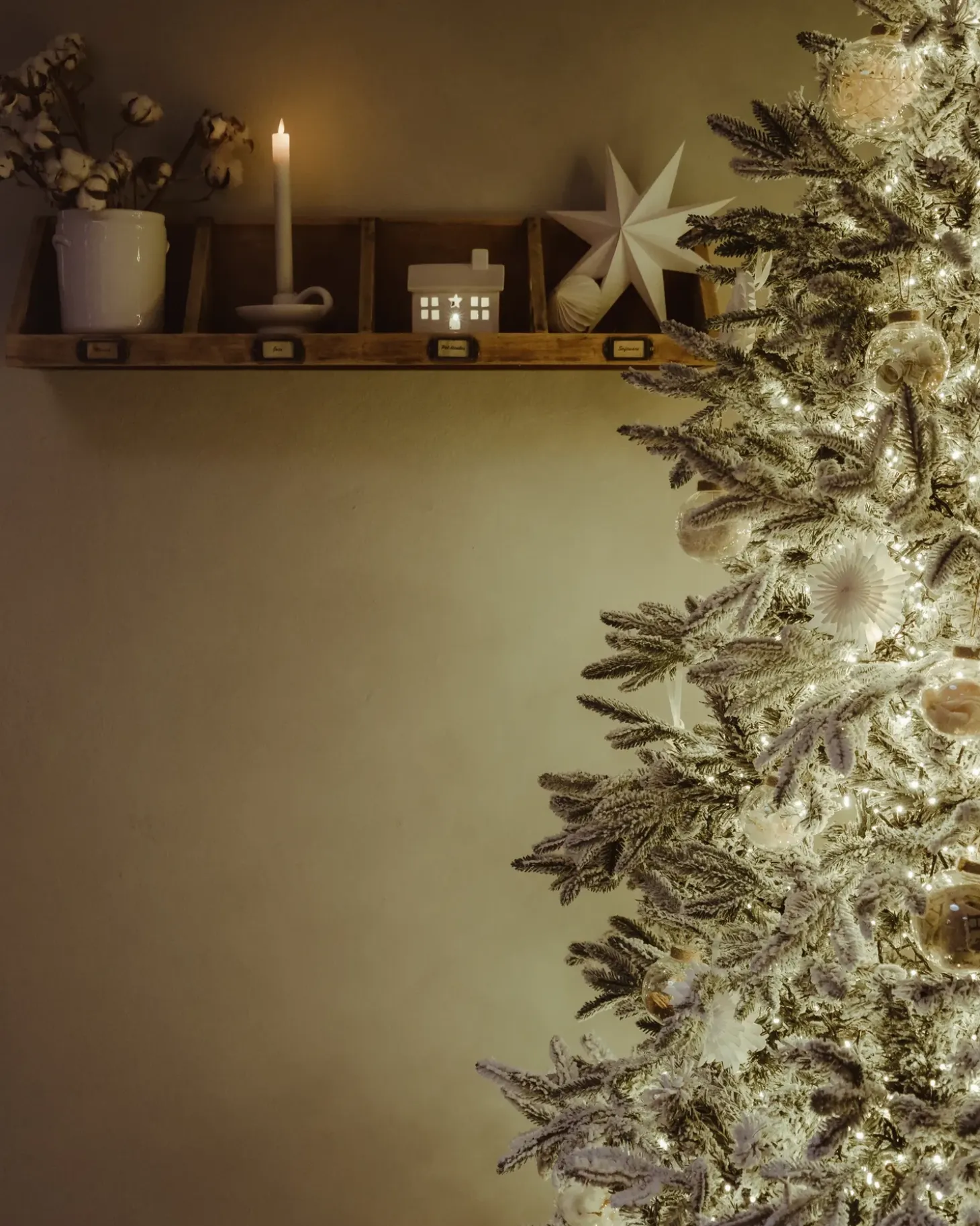 Sneklædt juletræ BASSIE 210 cm Hvid