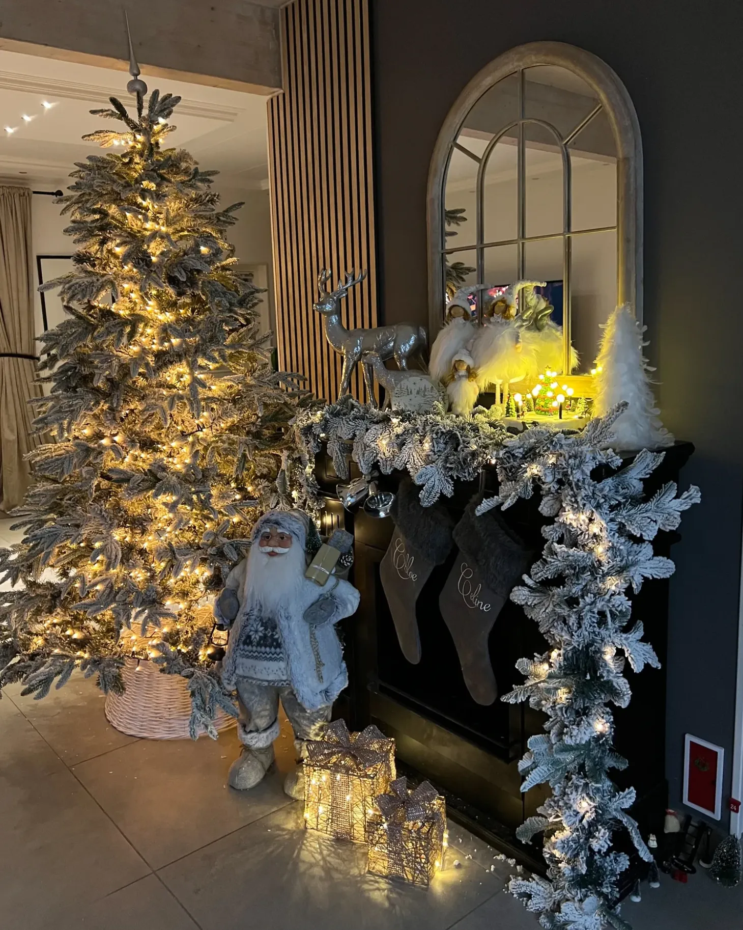 Sneklædt juletræ BASSIE 210 cm Hvid