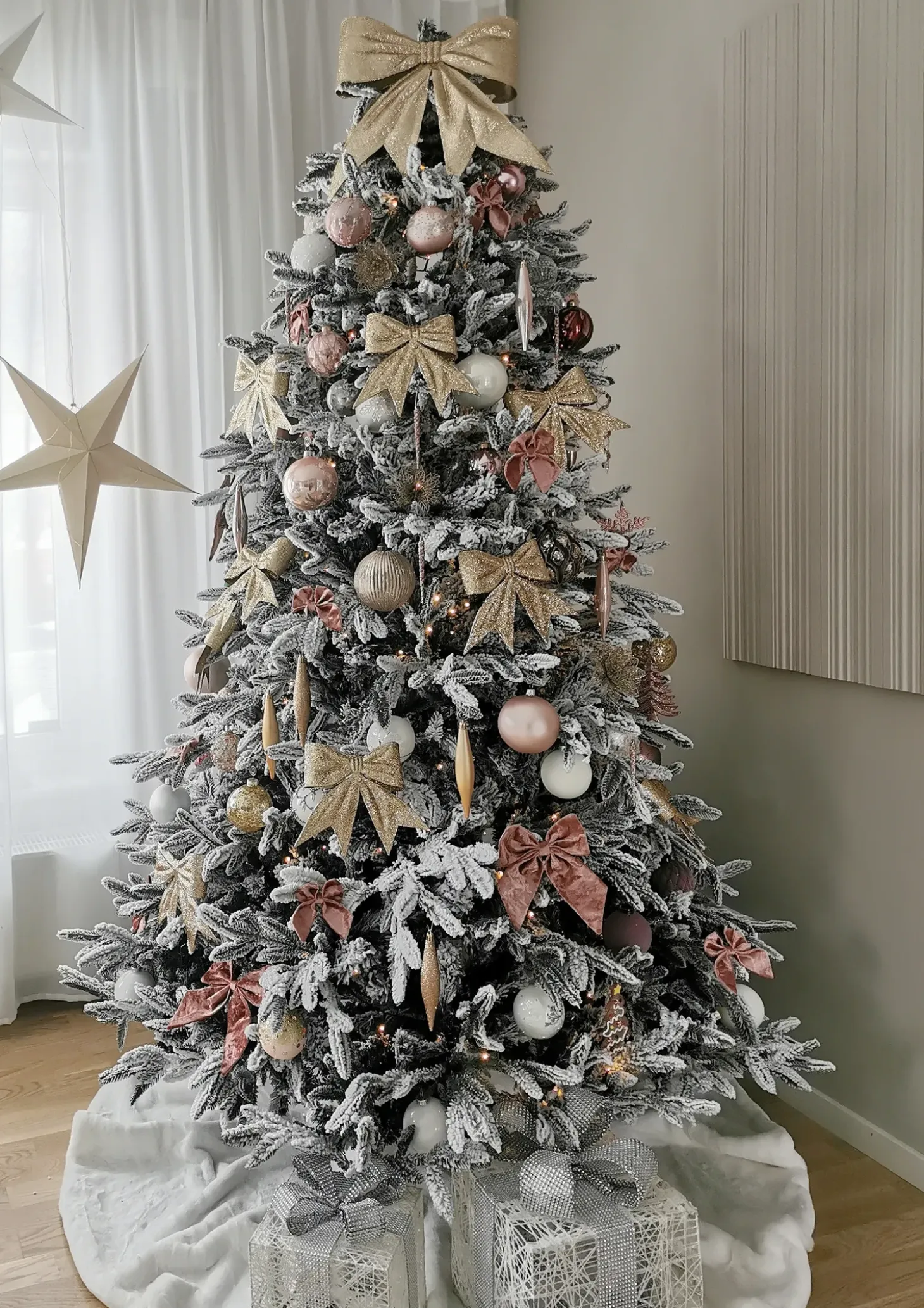 Sneklædt juletræ BASSIE 210 cm Hvid