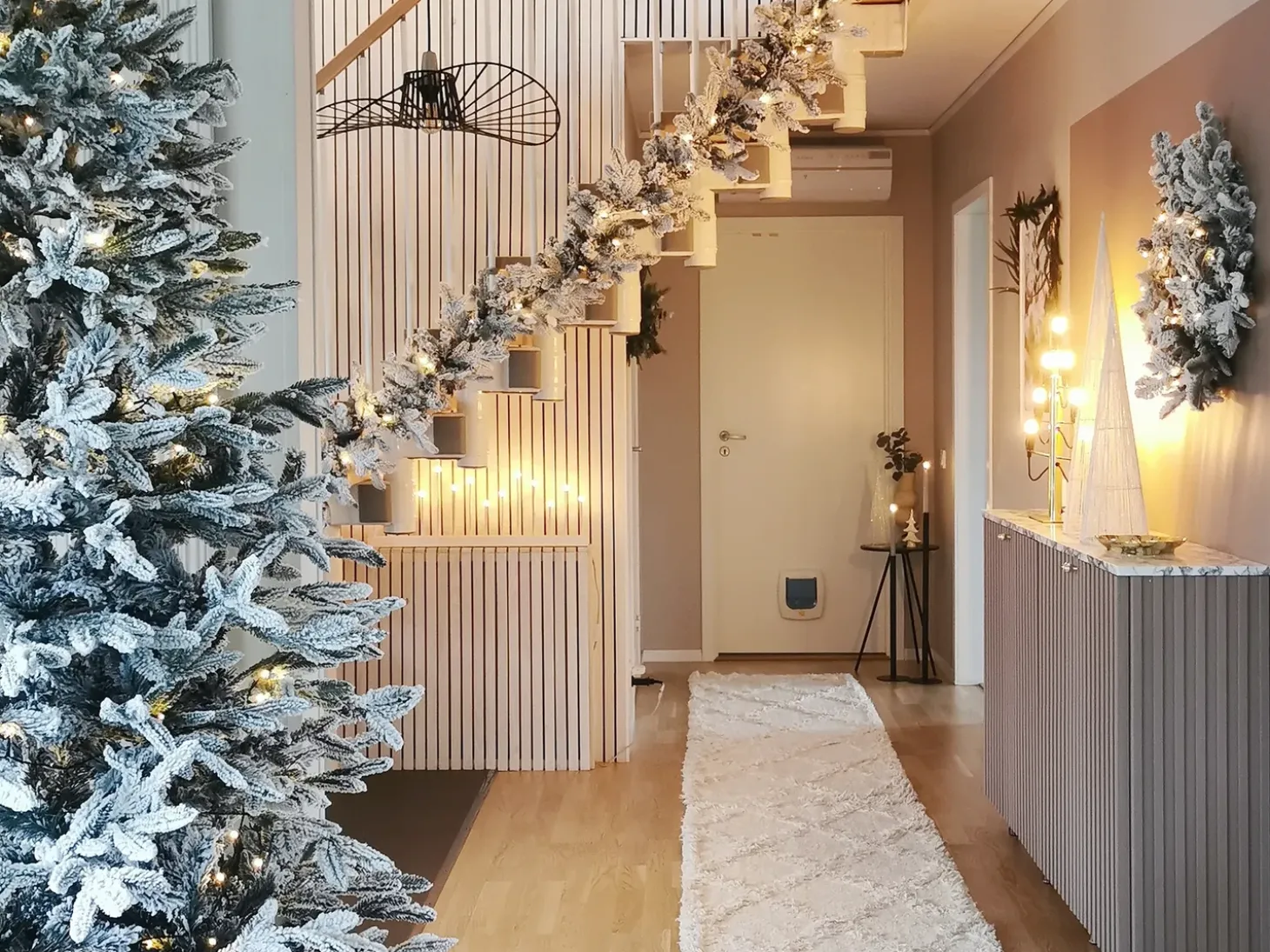 Sneklædt juletræ BASSIE 210 cm Hvid