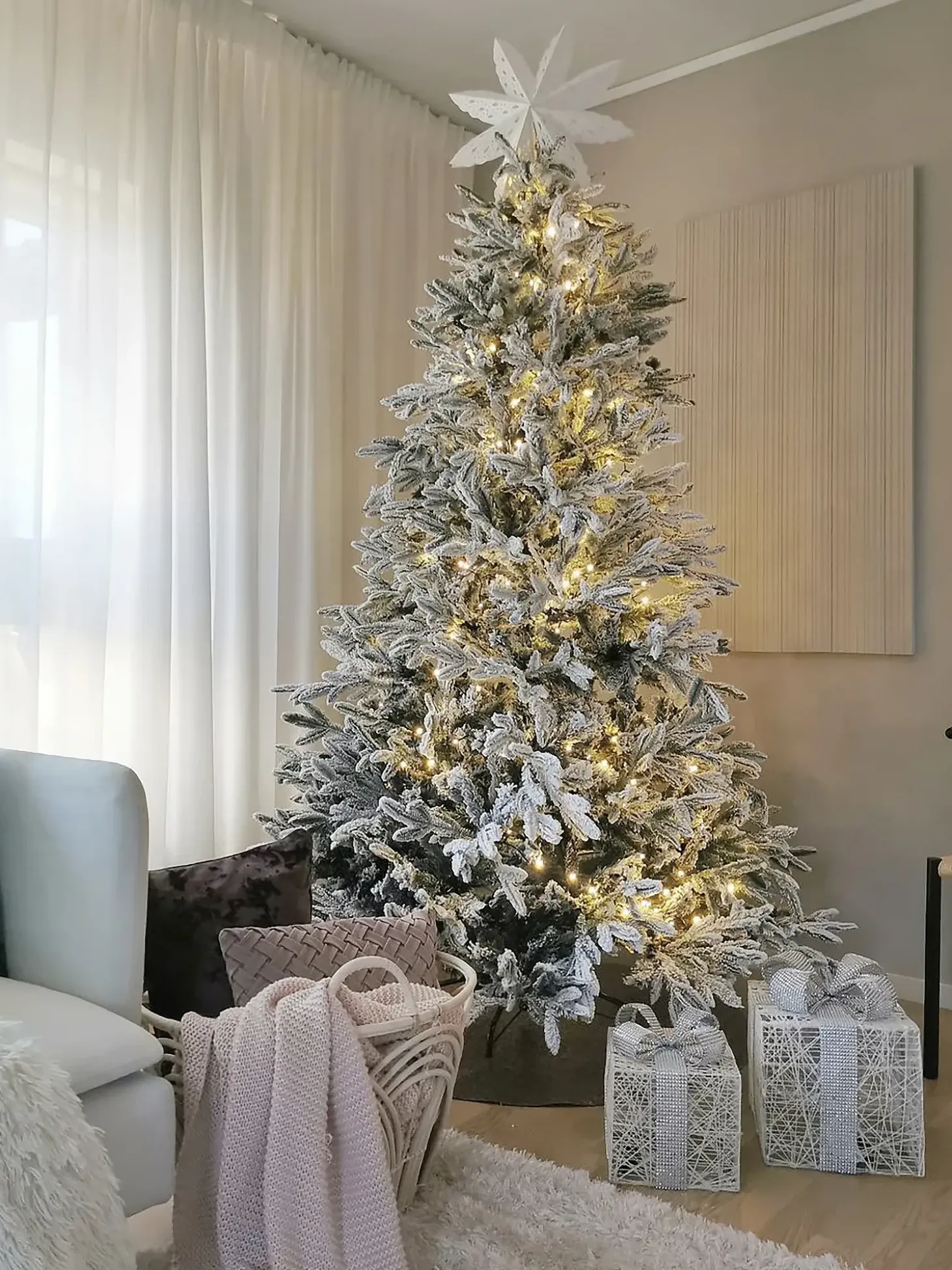 Sneklædt juletræ BASSIE 210 cm Hvid