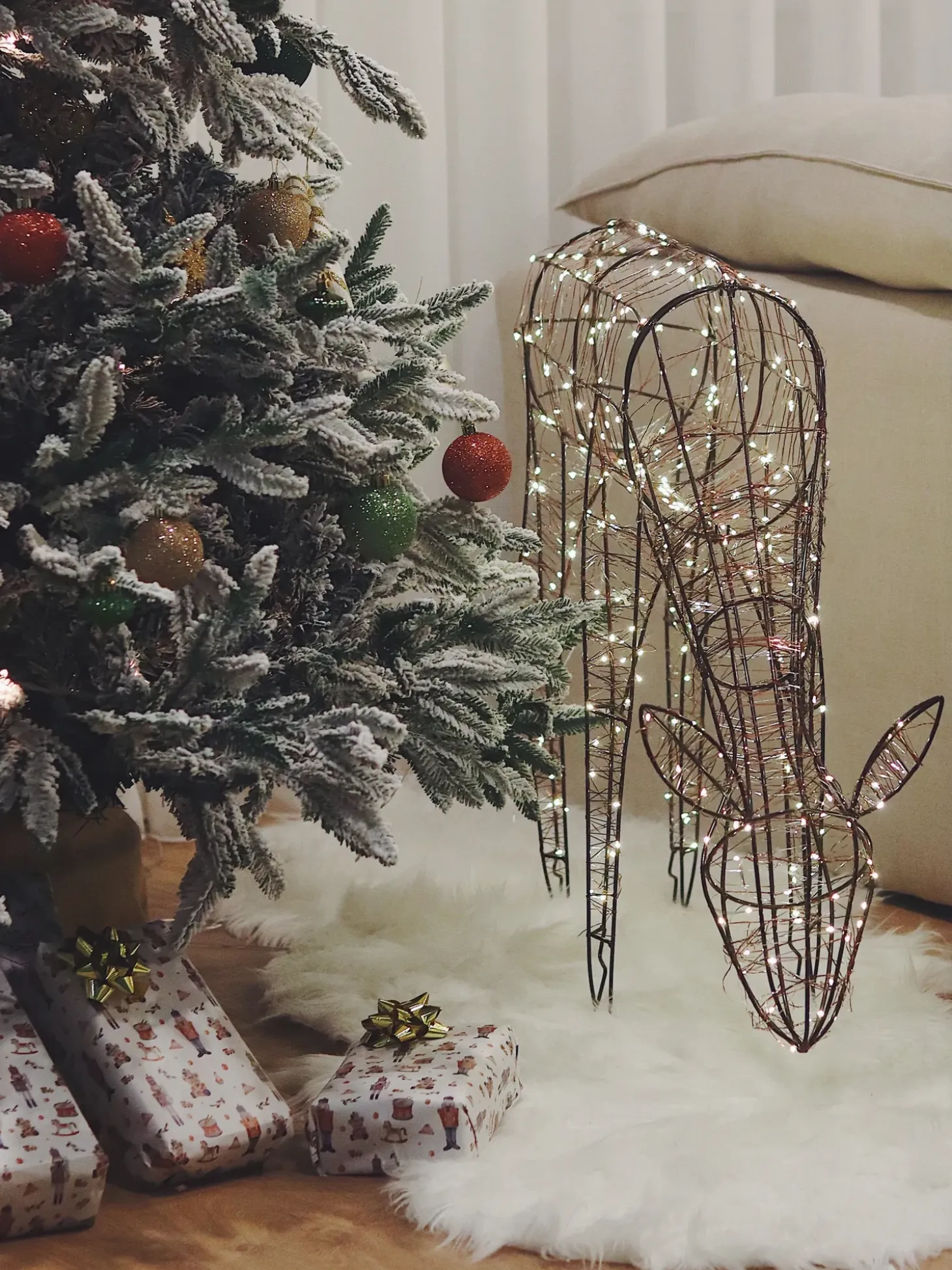 Sneklædt juletræ BASSIE 210 cm Hvid