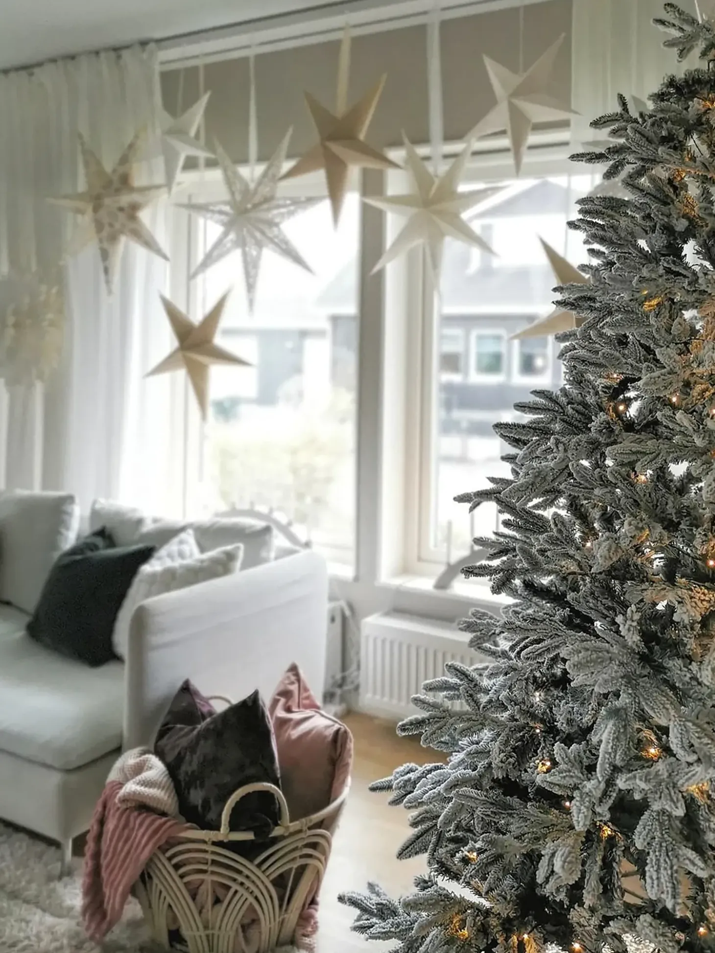 Sneklædt juletræ BASSIE 210 cm Hvid