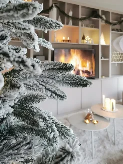 Sneklædt juletræ BASSIE 210 cm Hvid
