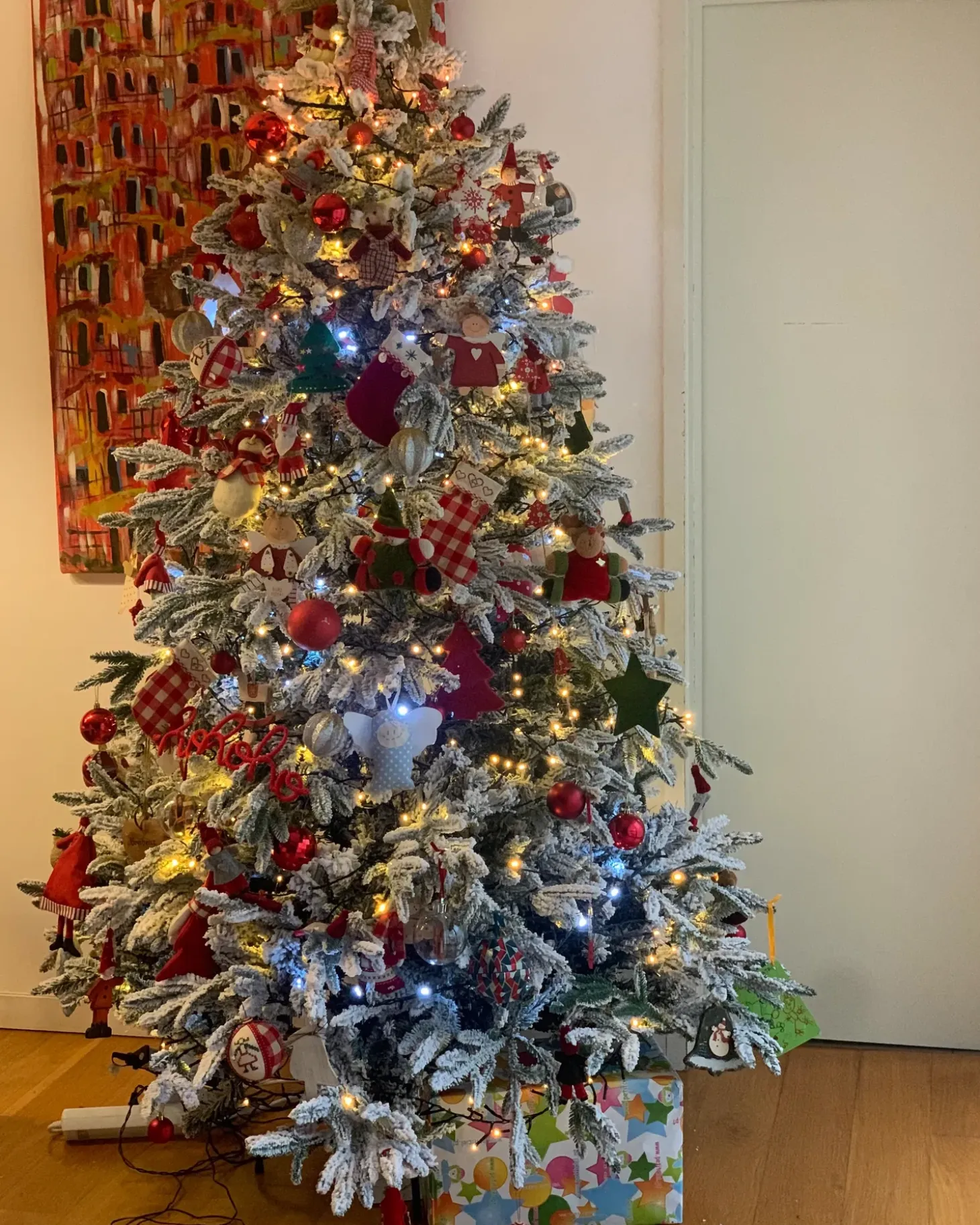 Sneklædt juletræ BASSIE 210 cm Hvid