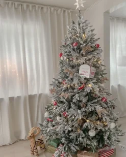 Sneklædt juletræ BASSIE 210 cm Hvid