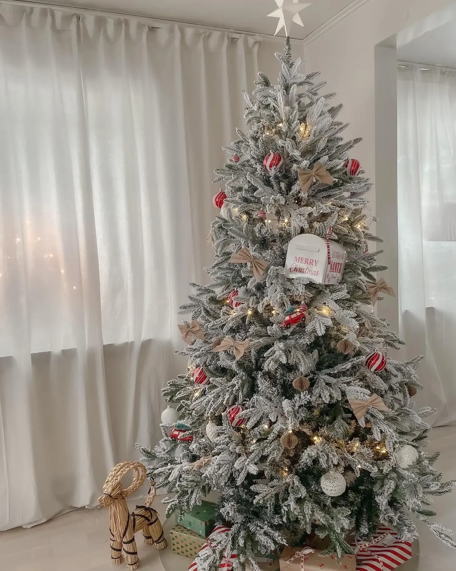 Sneklædt juletræ BASSIE 210 cm Hvid