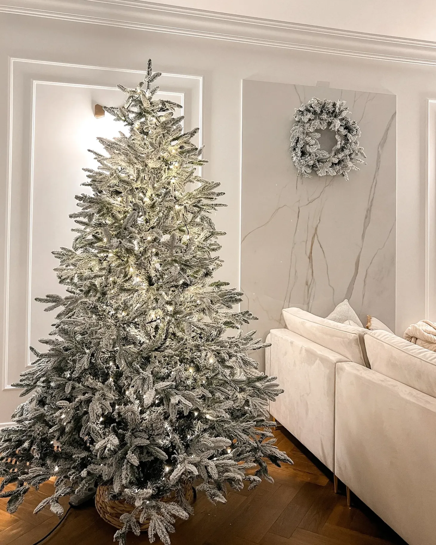 Sneklædt juletræ BASSIE 210 cm Hvid